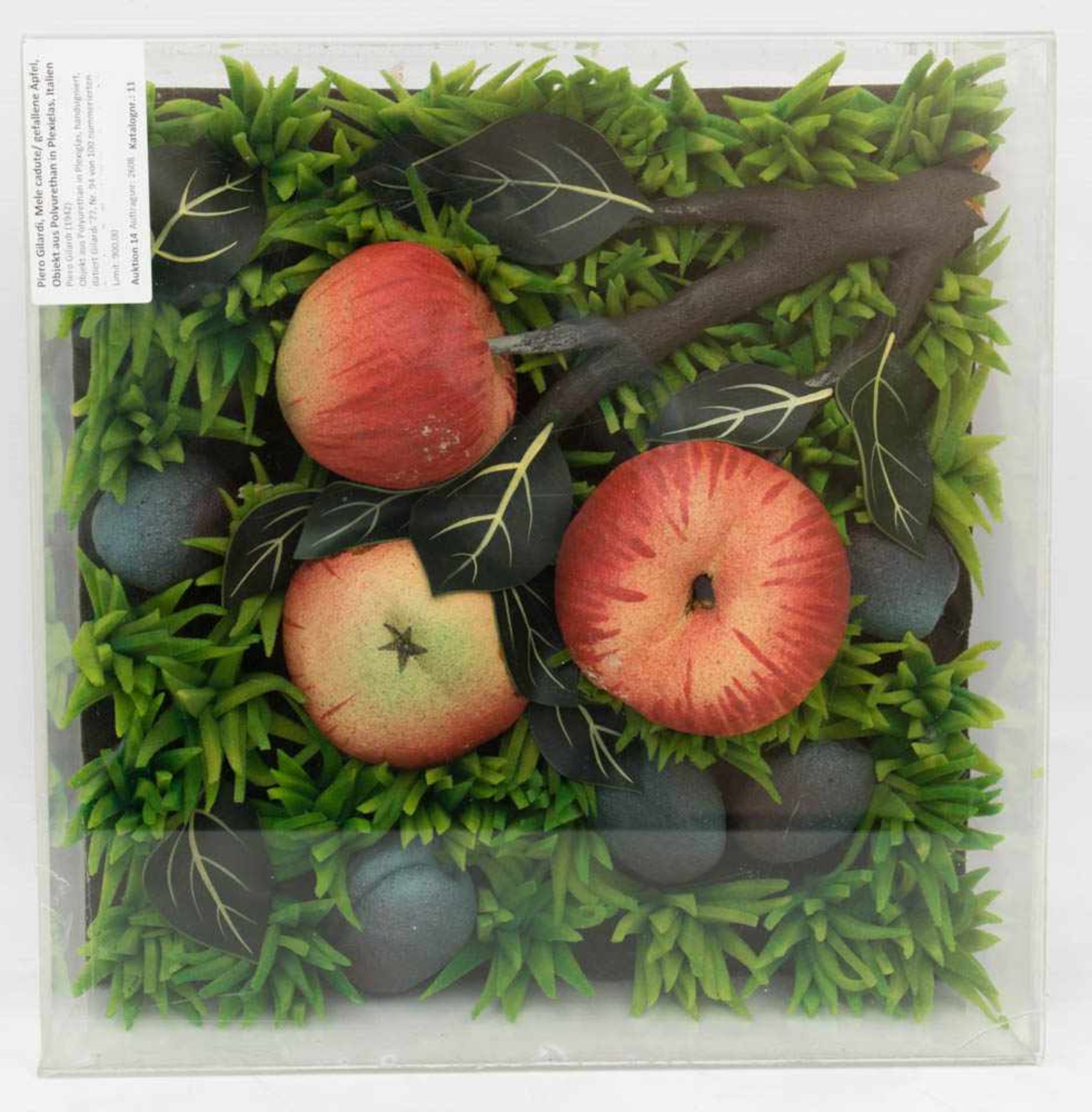 Piero Gilardi, Mele cadute/ gefallene Äpfel, Polyurethan in Plexiglas, Italien 1977. - Bild 2 aus 4