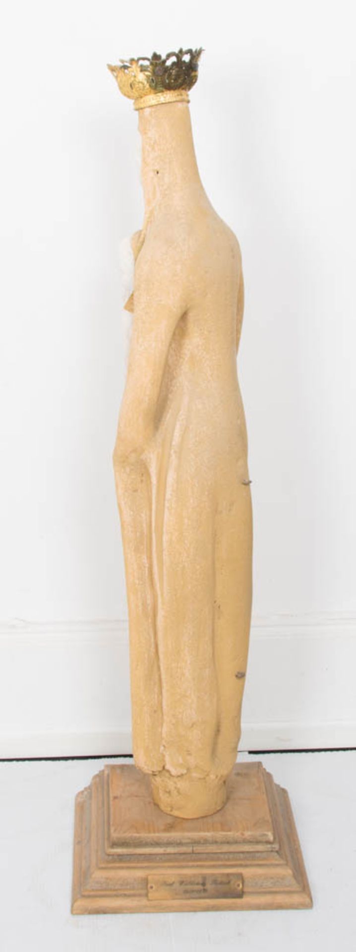 Skulptur der Madonna mit Kind auf Holzsockel. Stein/Metall/Holz. - Bild 6 aus 7