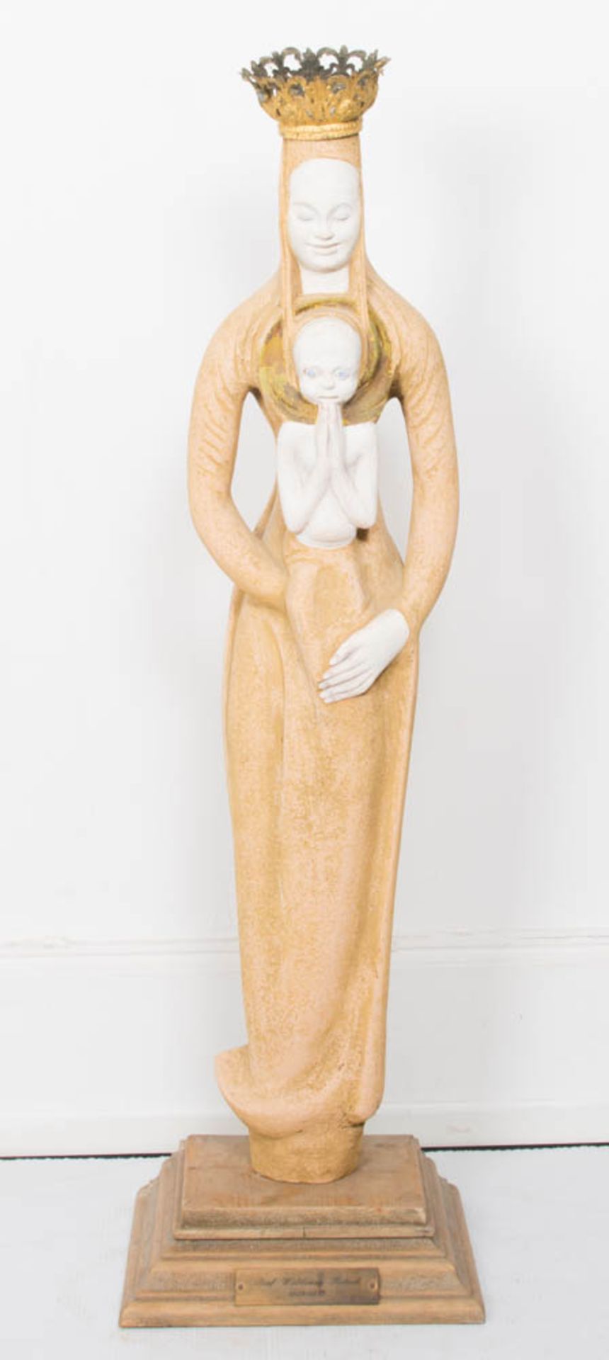 Skulptur der Madonna mit Kind auf Holzsockel. Stein/Metall/Holz.