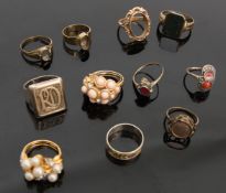 Konvolut von 11 Damenringen.Vier Goldringe, 333er Gelbgold, 9,6 g.Goldfarbener Ring mit