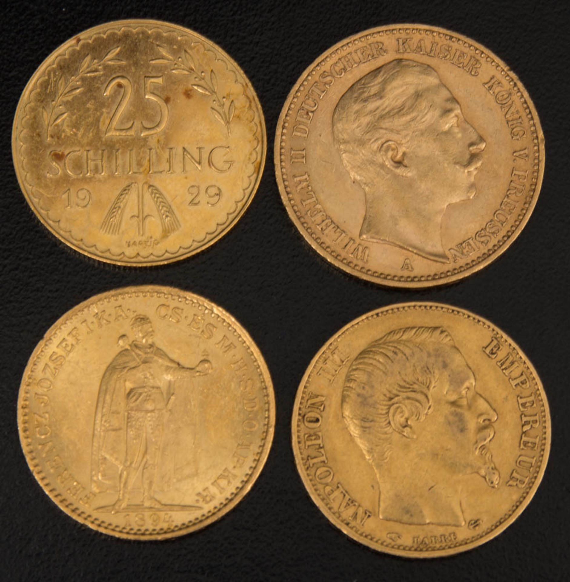 Vier Goldmünzen.25 Schilling, 5,89 g.20 Corona Goldmünze, 6,7 g.20 Franc Münze, 6,4 g.Preussen 20