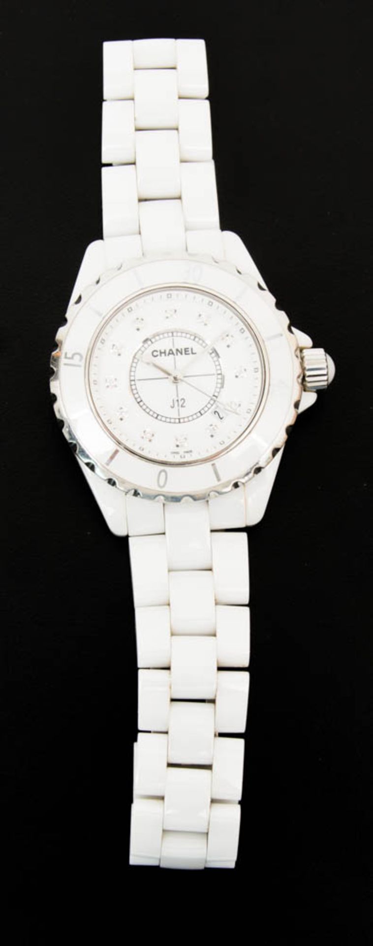 Weiße Chanel Damenuhr J12, mit Brillantbesatz.J12 H0968-J12.no. OK46745.Gehäuse aus weißer