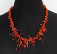 Damenkette aus Koralle, 20. Jh.Schöne neuwertige Korallenkette.Duchmesser: 24 cm.