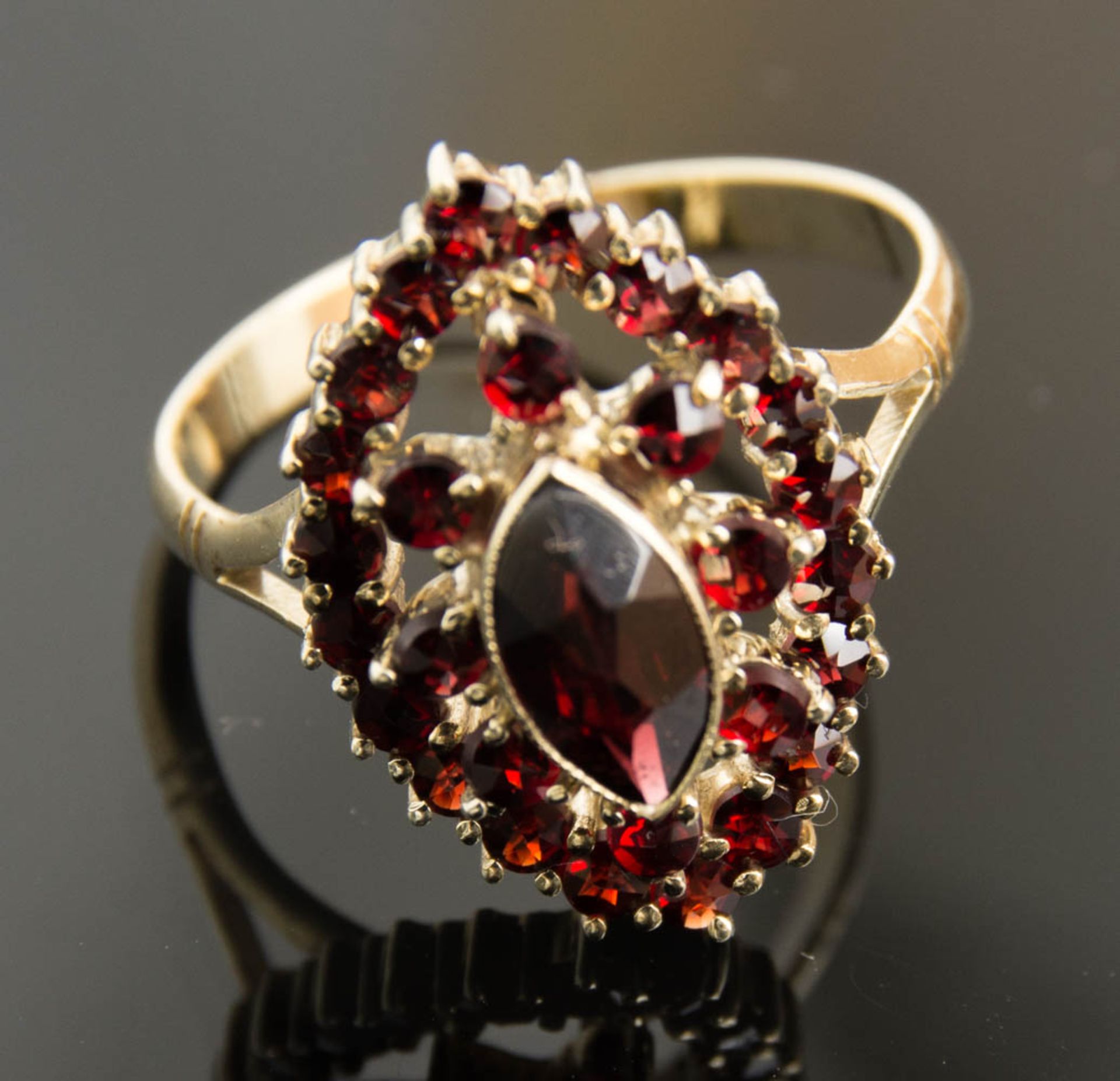 Feiner Granatring, 585er Gelbgold.Wunderschöner mandelförmiger Ring mit Granatbesatz.