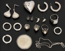 Konvolut Silberschmuck.Ohrringe, Ringe, Zierschmuck und Feinsilbermünze.Gesamtgewicht: 141 g.