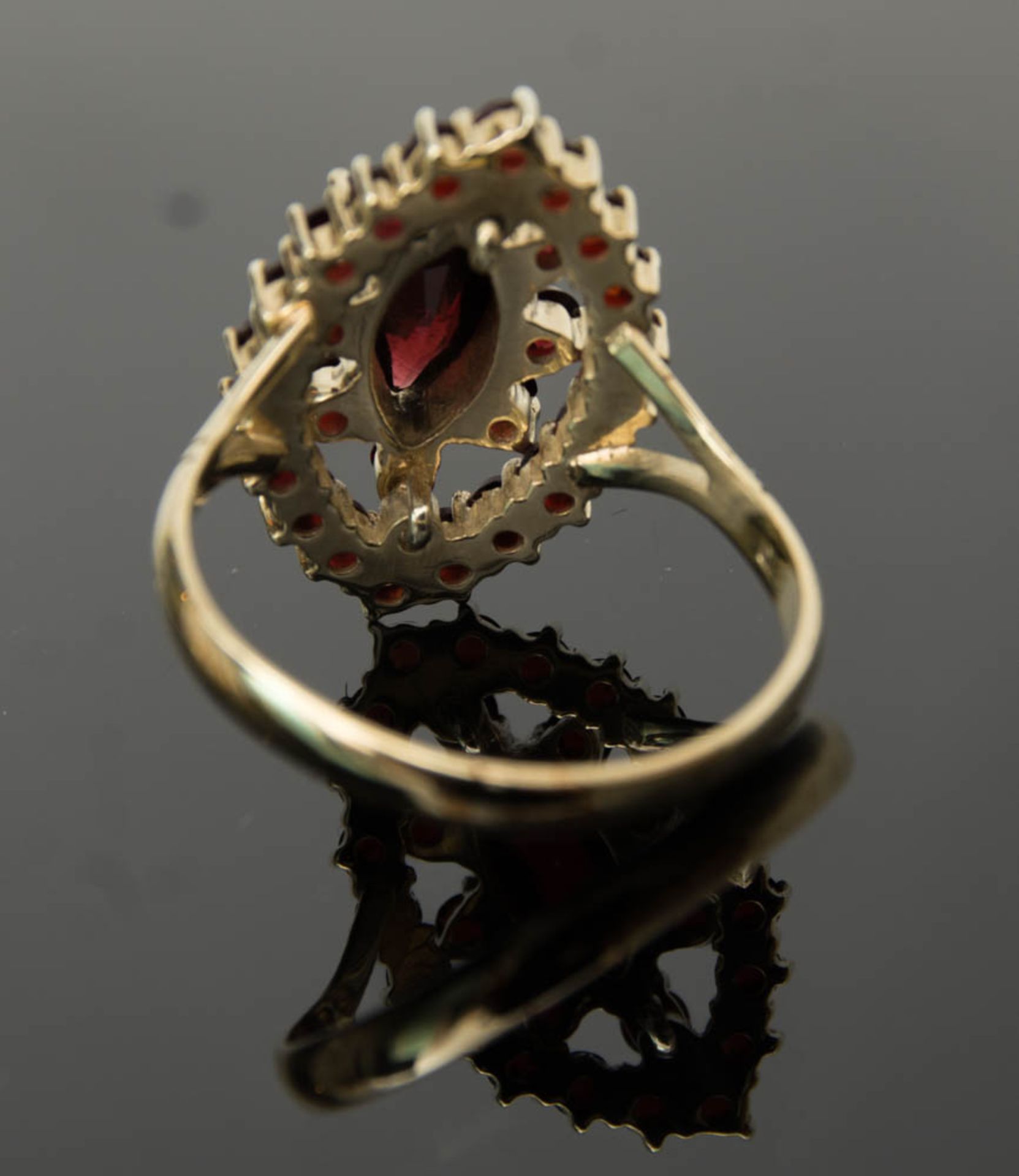 Feiner Granatring, 585er Gelbgold.Wunderschöner mandelförmiger Ring mit Granatbesatz. - Bild 2 aus 2