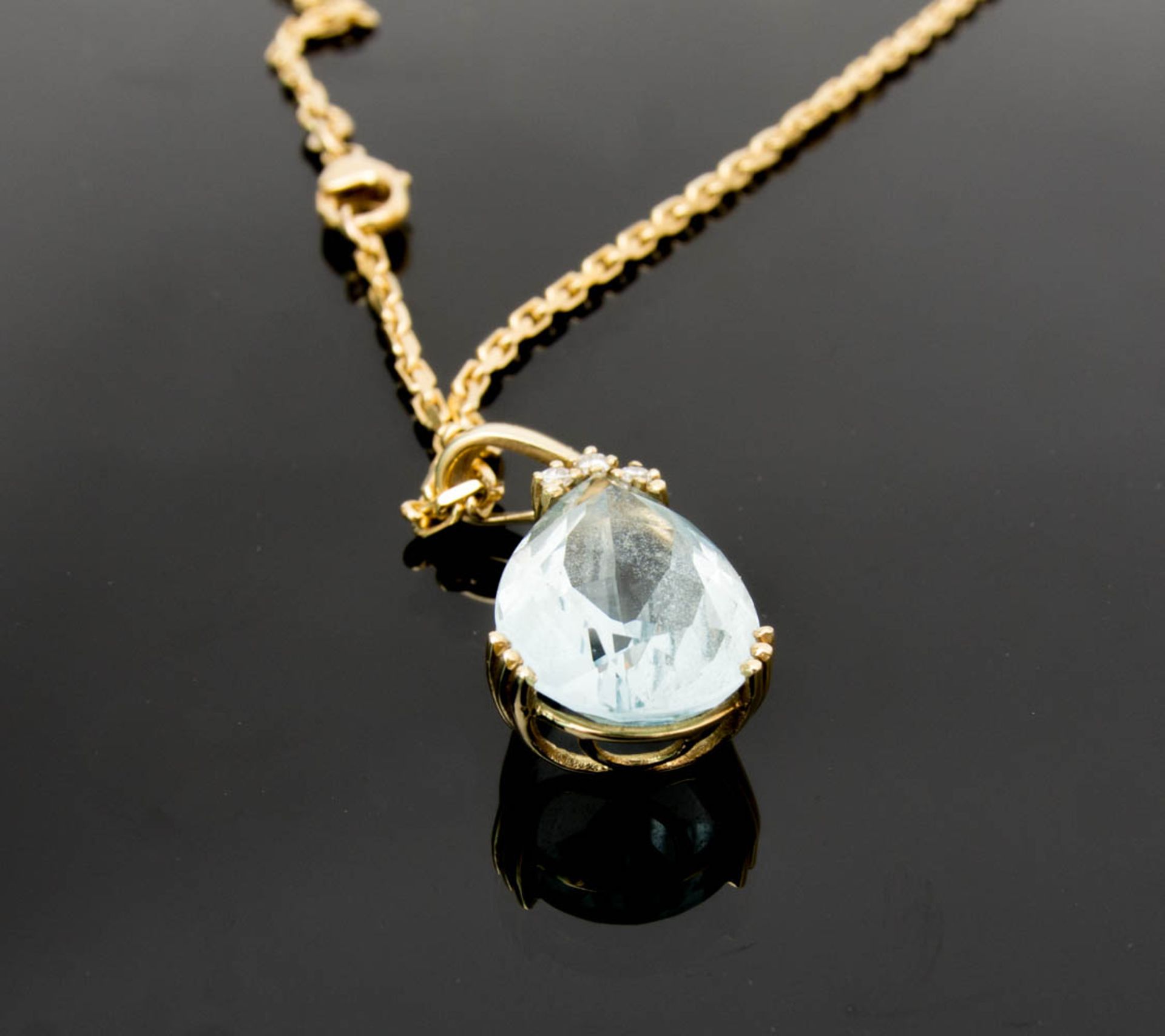 Goldene Kette mit Aquamarin, 585er Gelbgold.Gesamtgewicht: 14,5 g. - Bild 2 aus 2