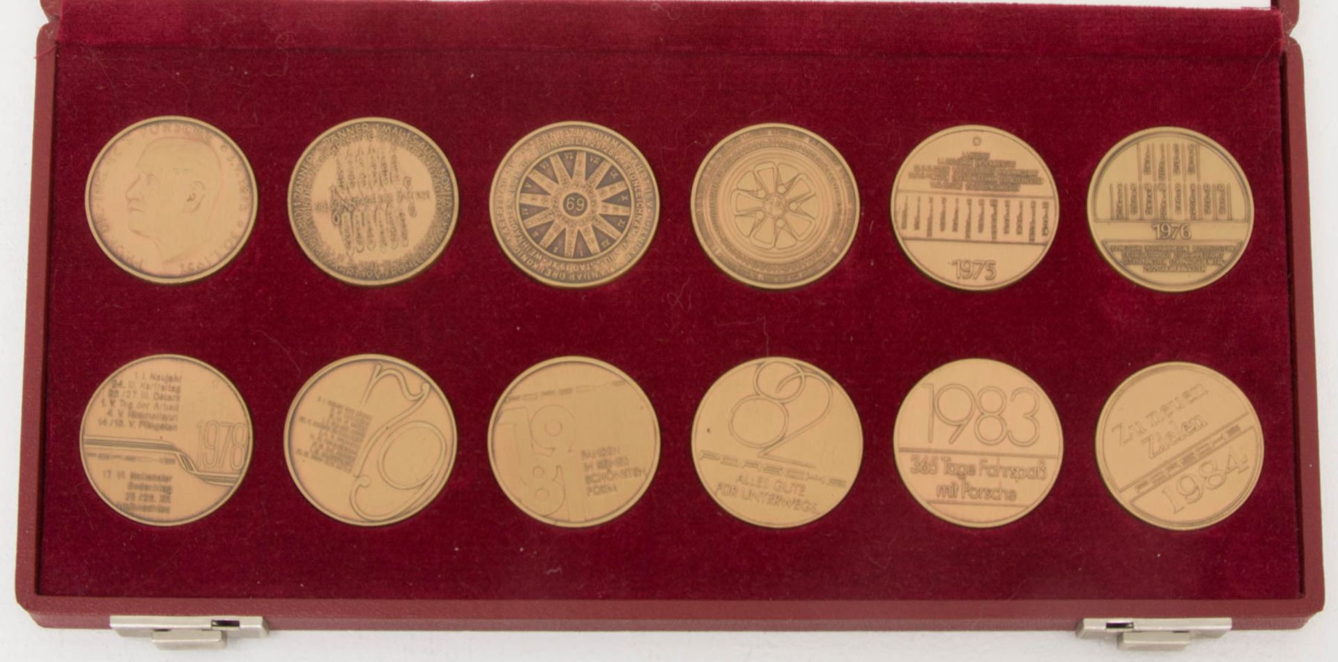 Porsche Medaillen in drei Kästen.In Original Kasten und sehr gutem Zustand erhalten. - Bild 3 aus 4