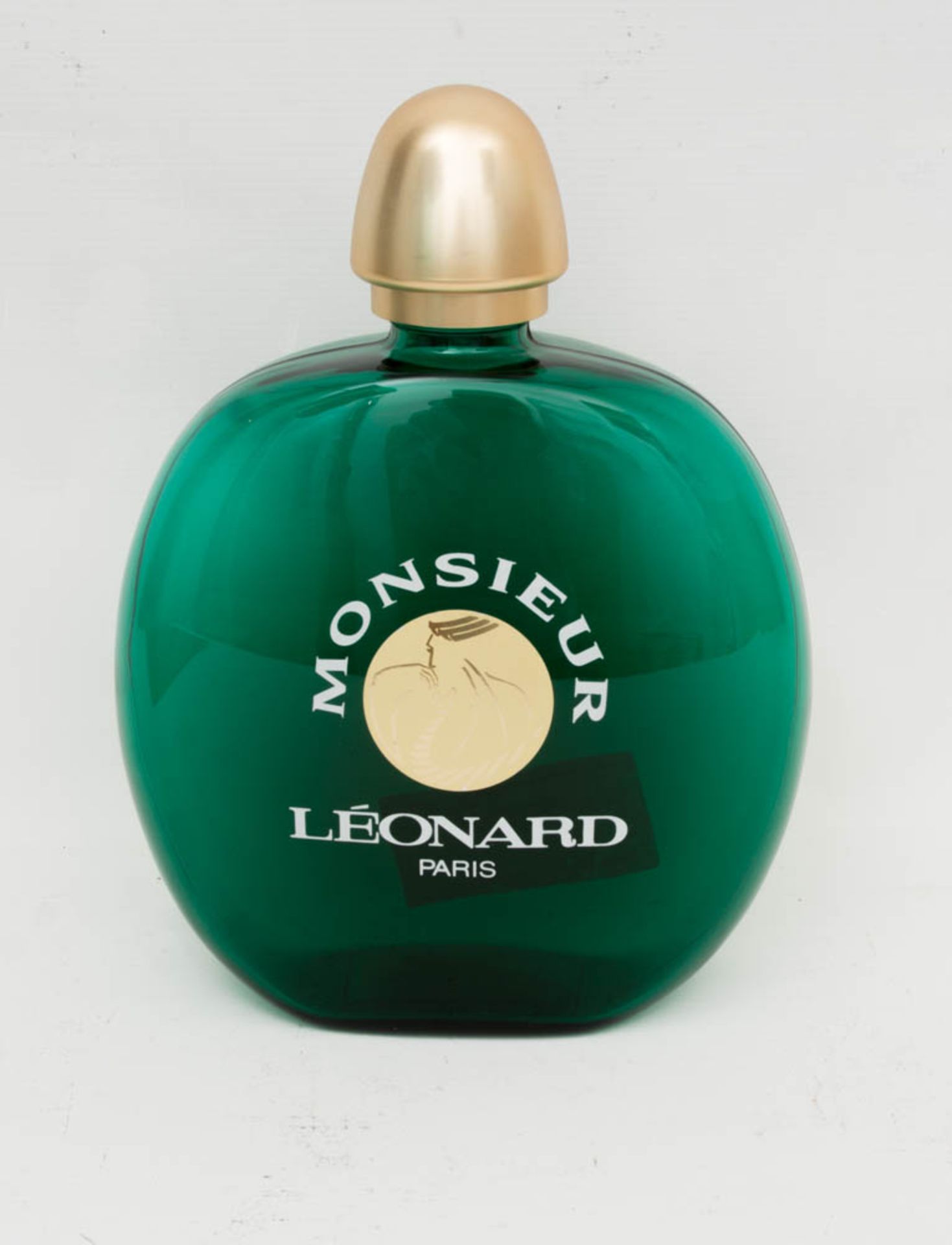 Großfactice von Monsieur Léonard Paris.Aus dem Nachlass der Schlossparfumerie Stuttgart. 25 x 6 x 33