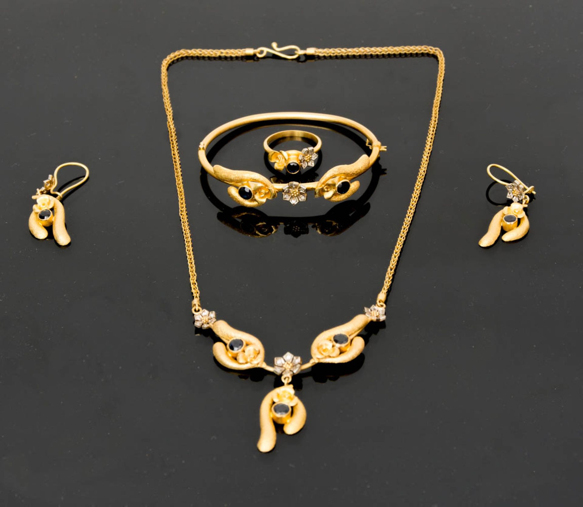 Goldschmuckset, Juweliersarbeit, 916er Gelbgold.Mit Saphiren besetzter Goldschmuck. Ohrringe, - Bild 2 aus 5