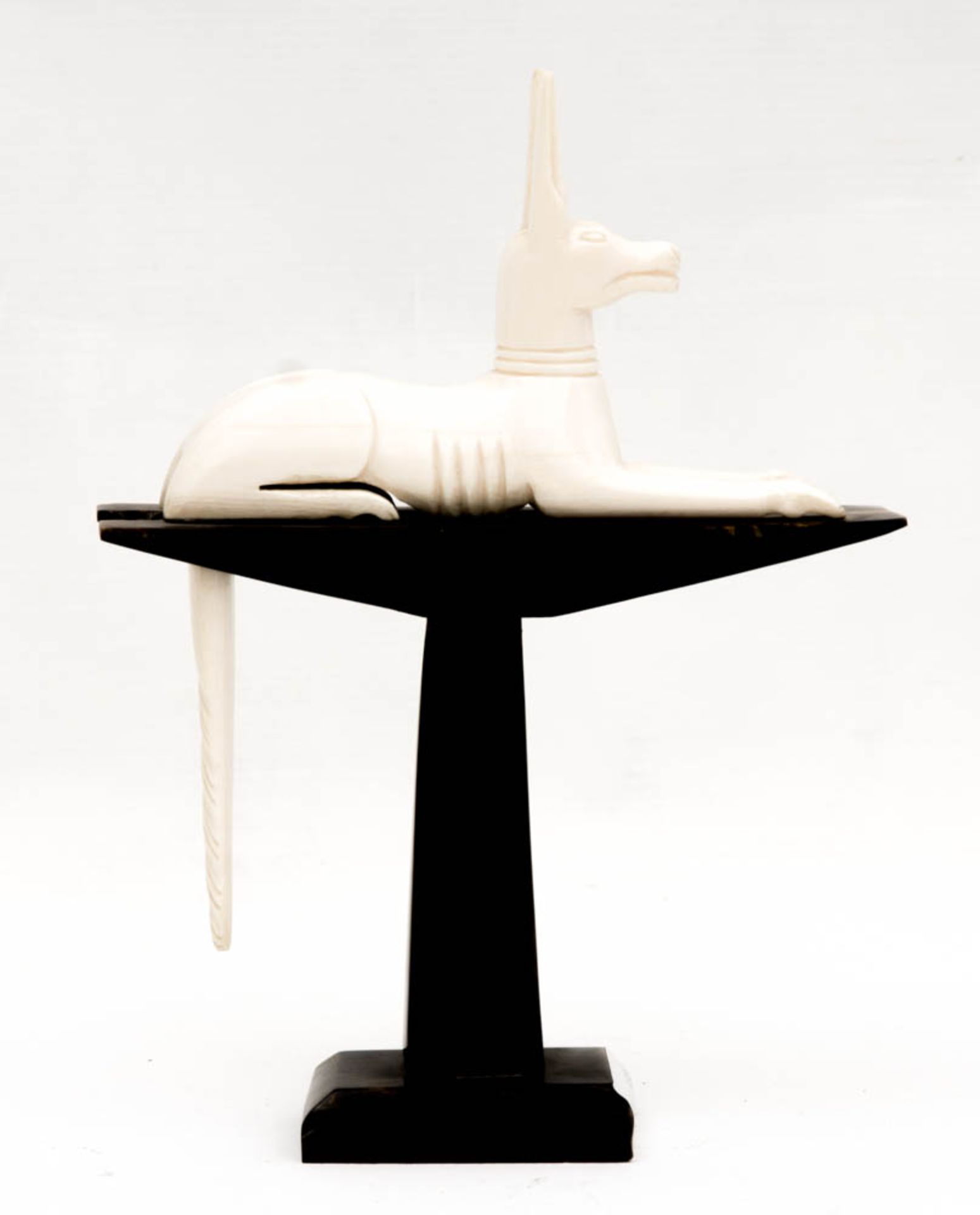 Antike Anubis Skulptur, Bein mit Hornsockel.