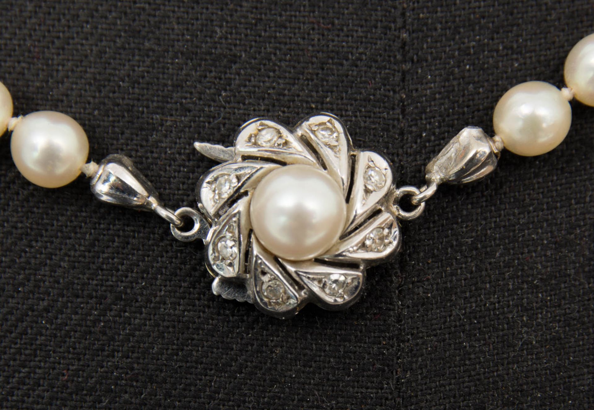 Zwei feine Perlenketten mit 750er und 585er Goldschließe und Brillantbesatz. - Bild 5 aus 5