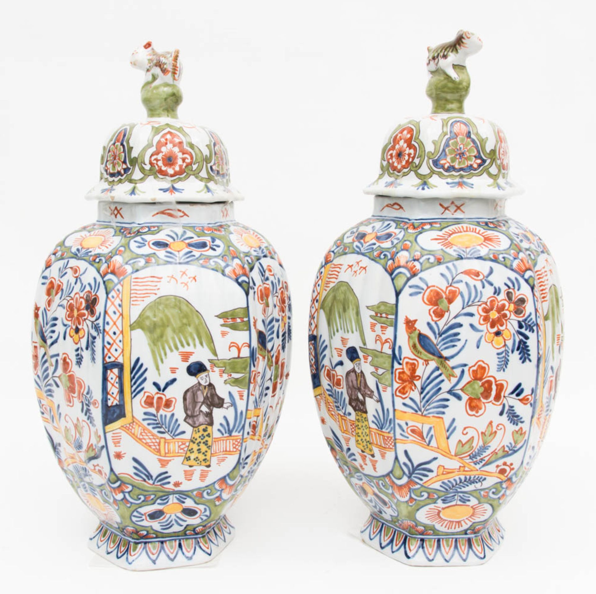Zwei Delfter Vasen, bunt staffiert, um 1650.