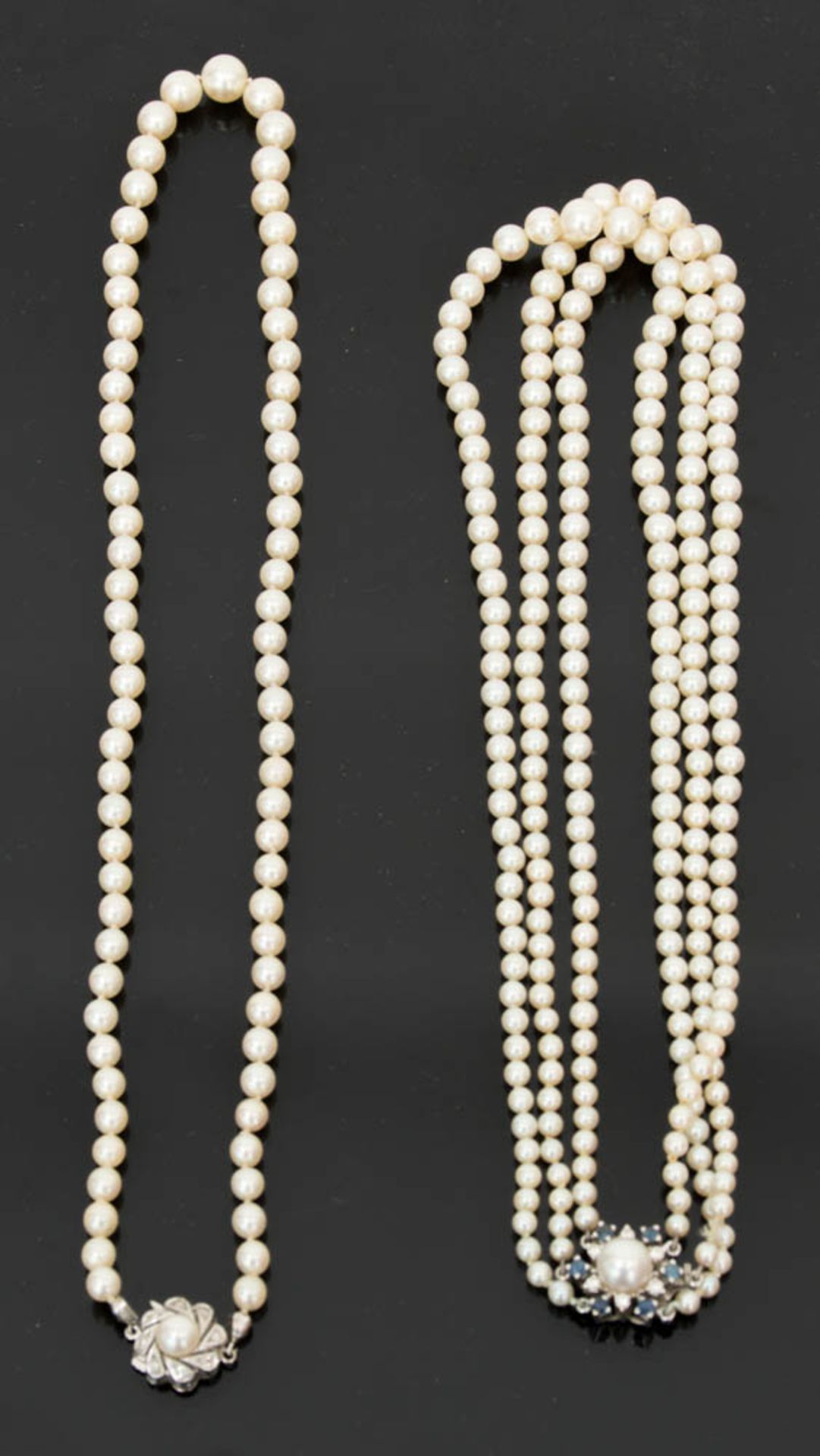 Zwei feine Perlenketten mit 750er und 585er Goldschließe und Brillantbesatz.
