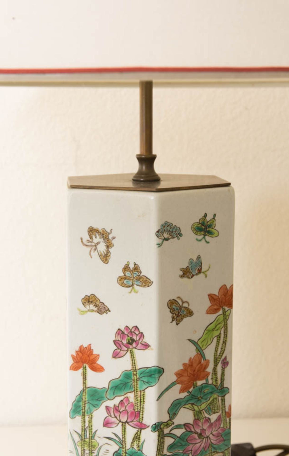 Porzellan Lampe mit Blumendekor. - Bild 2 aus 2