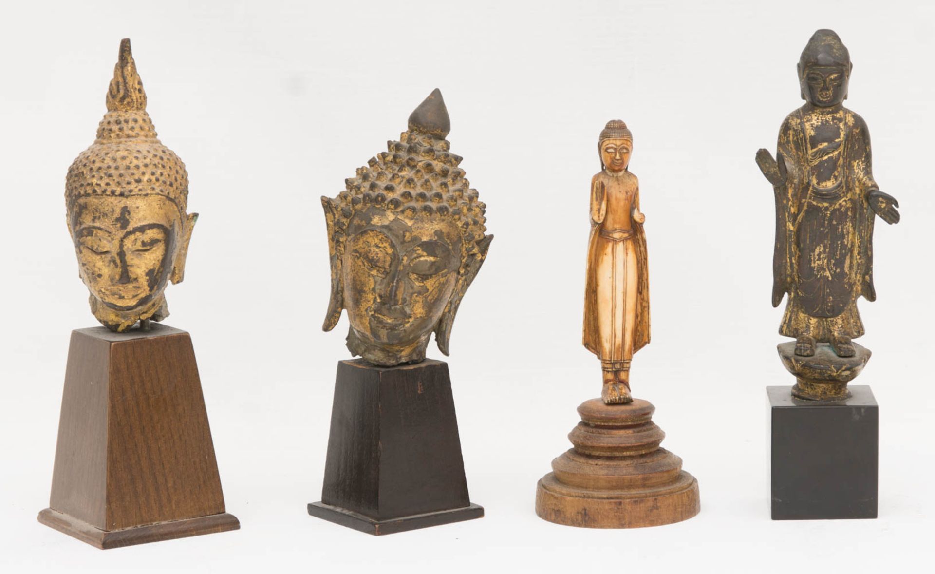 Zwei Buddha Köpfe und eine Statue, feuervergoldet.