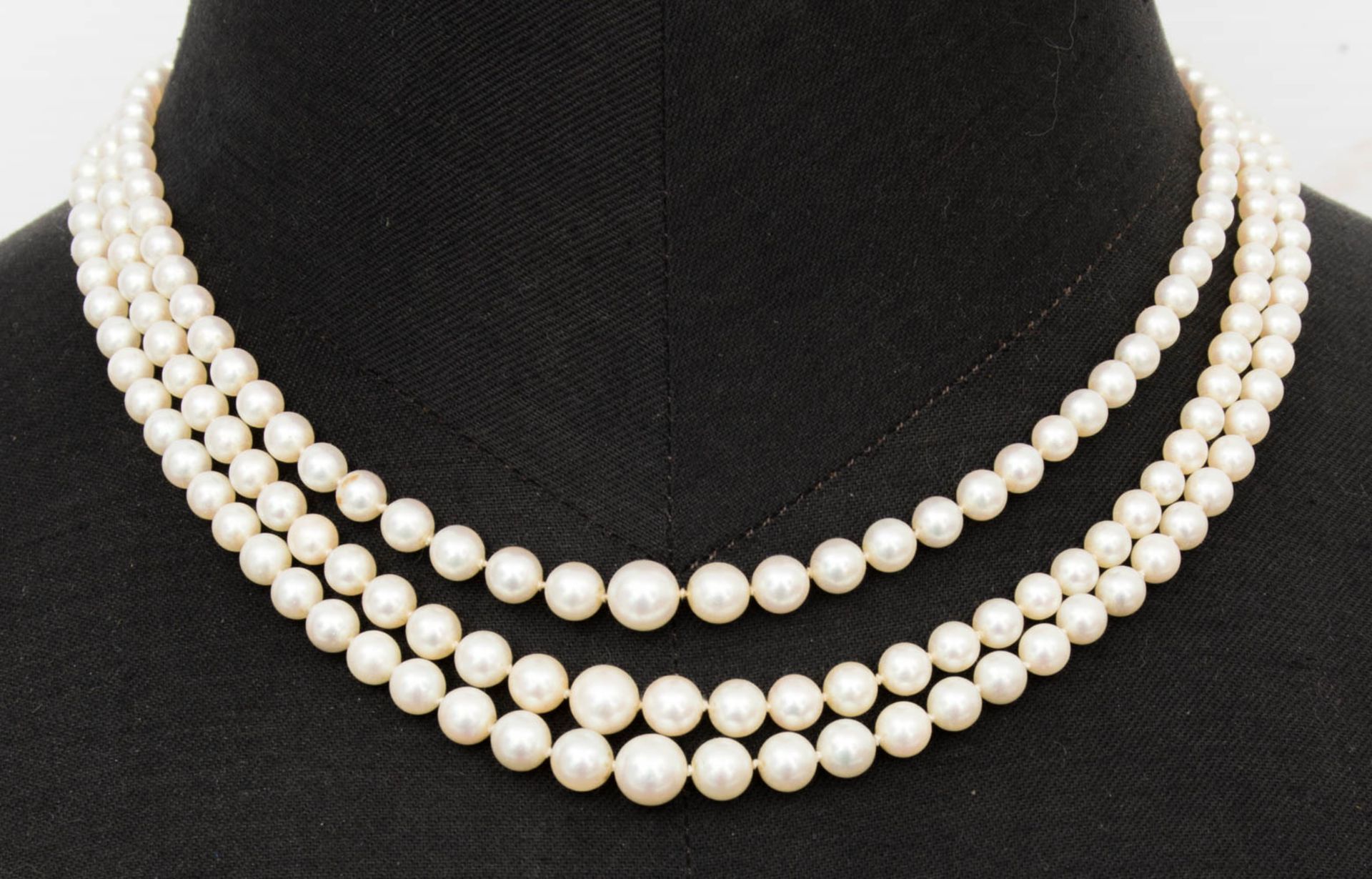 Zwei feine Perlenketten mit 750er und 585er Goldschließe und Brillantbesatz. - Bild 2 aus 5