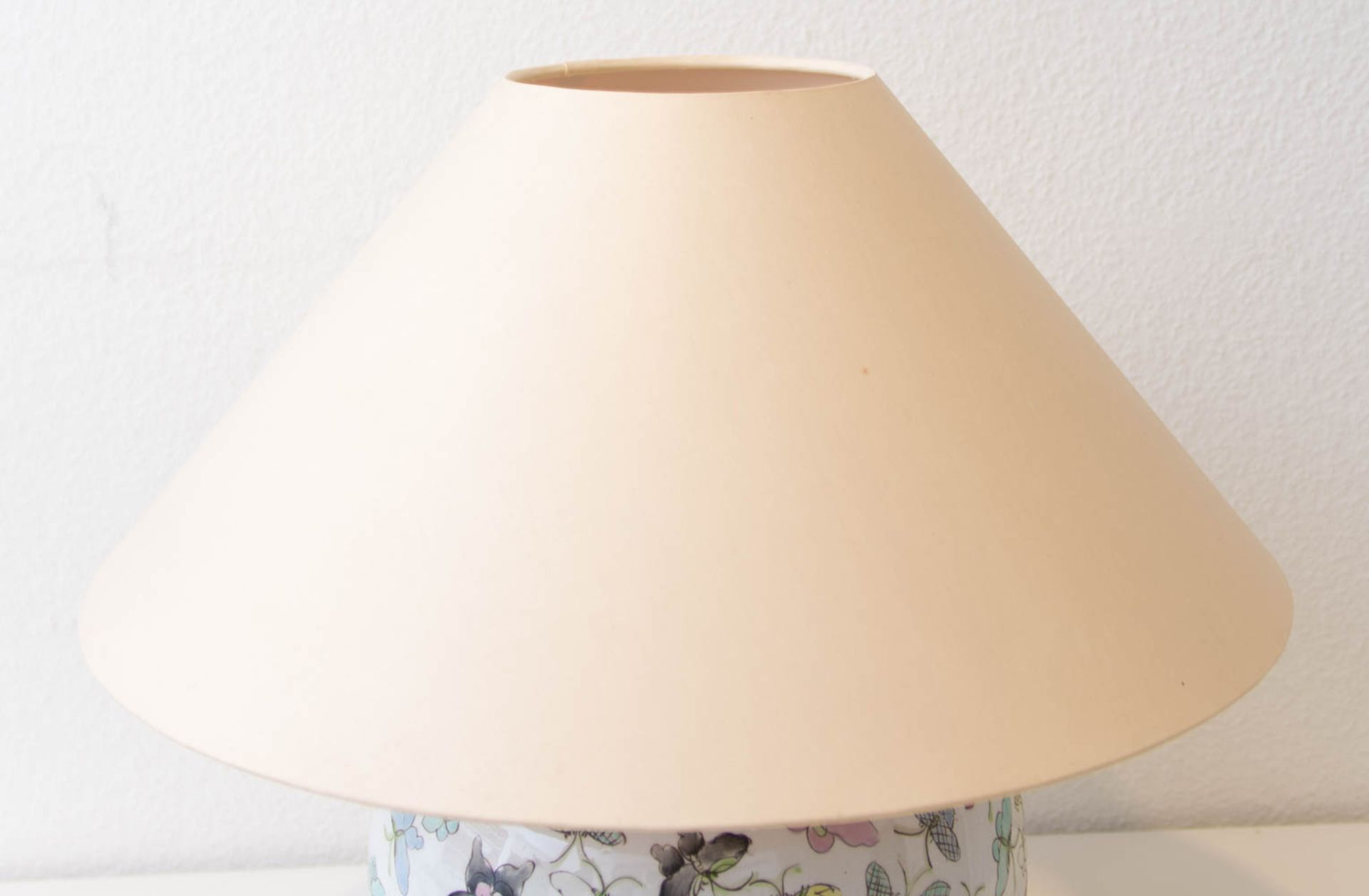 Tischlampe aus Porzellan mit Schmetterlingsdekor. - Bild 3 aus 3