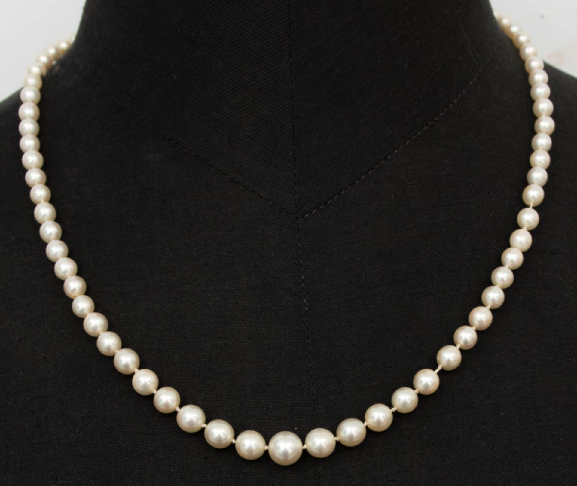Zwei feine Perlenketten mit 750er und 585er Goldschließe und Brillantbesatz. - Bild 4 aus 5