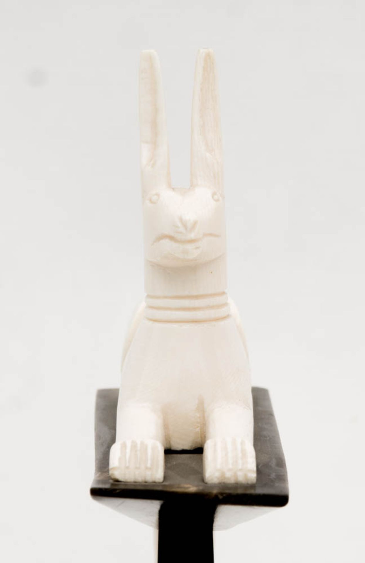 Antike Anubis Skulptur, Bein mit Hornsockel. - Image 2 of 3
