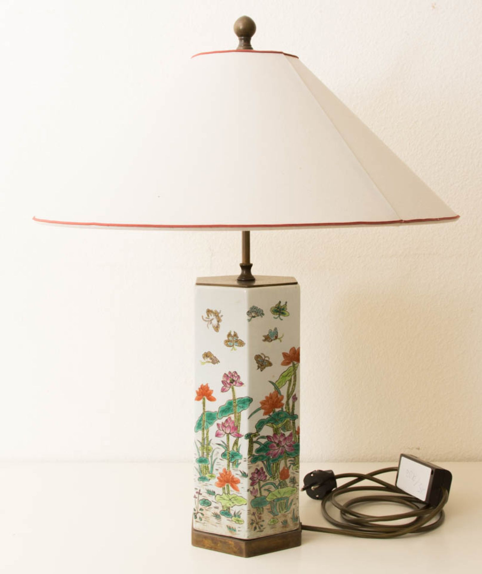 Porzellan Lampe mit Blumendekor.