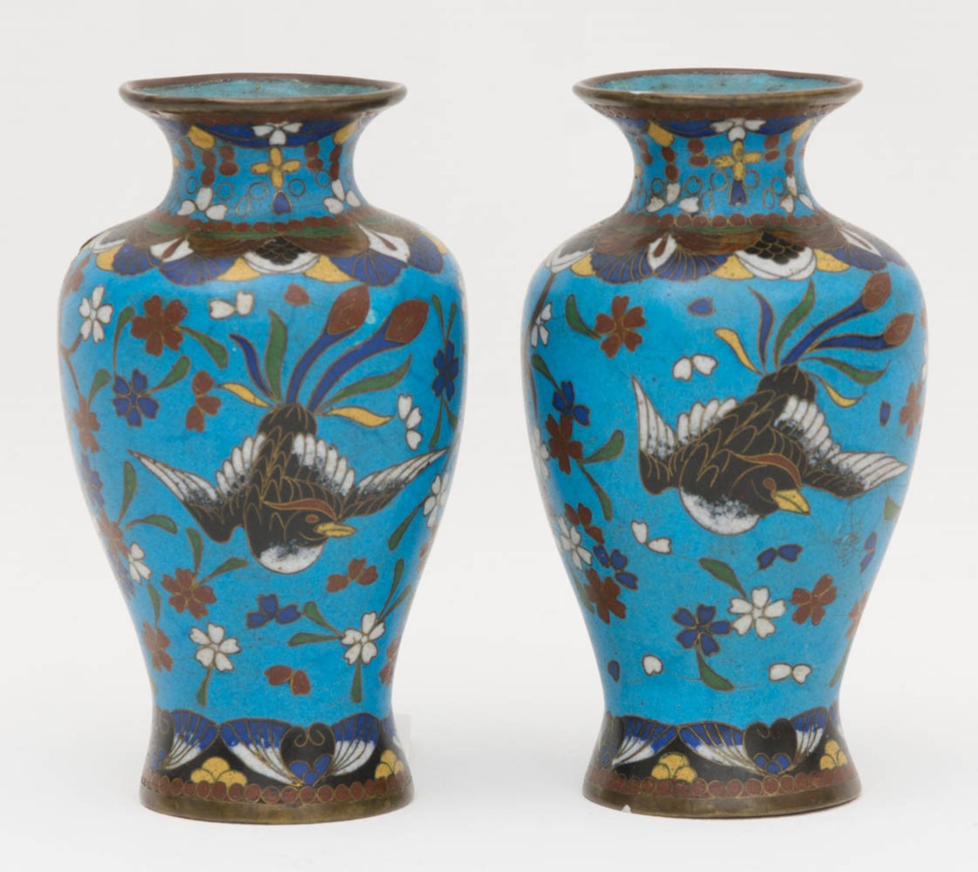 Paar kleine Cloisonée Vasen.