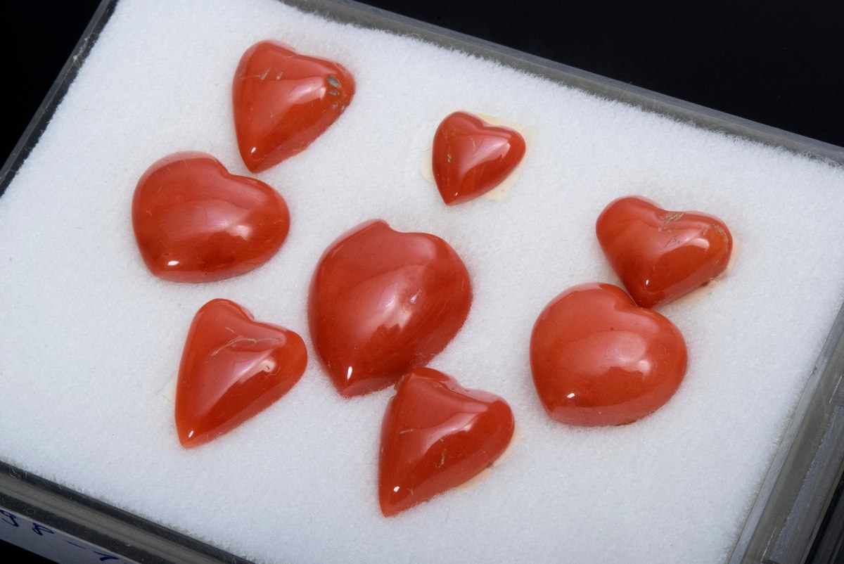 8 Various coral hearts, partly drilled, 11,45g, 9x10 - 15x17mm