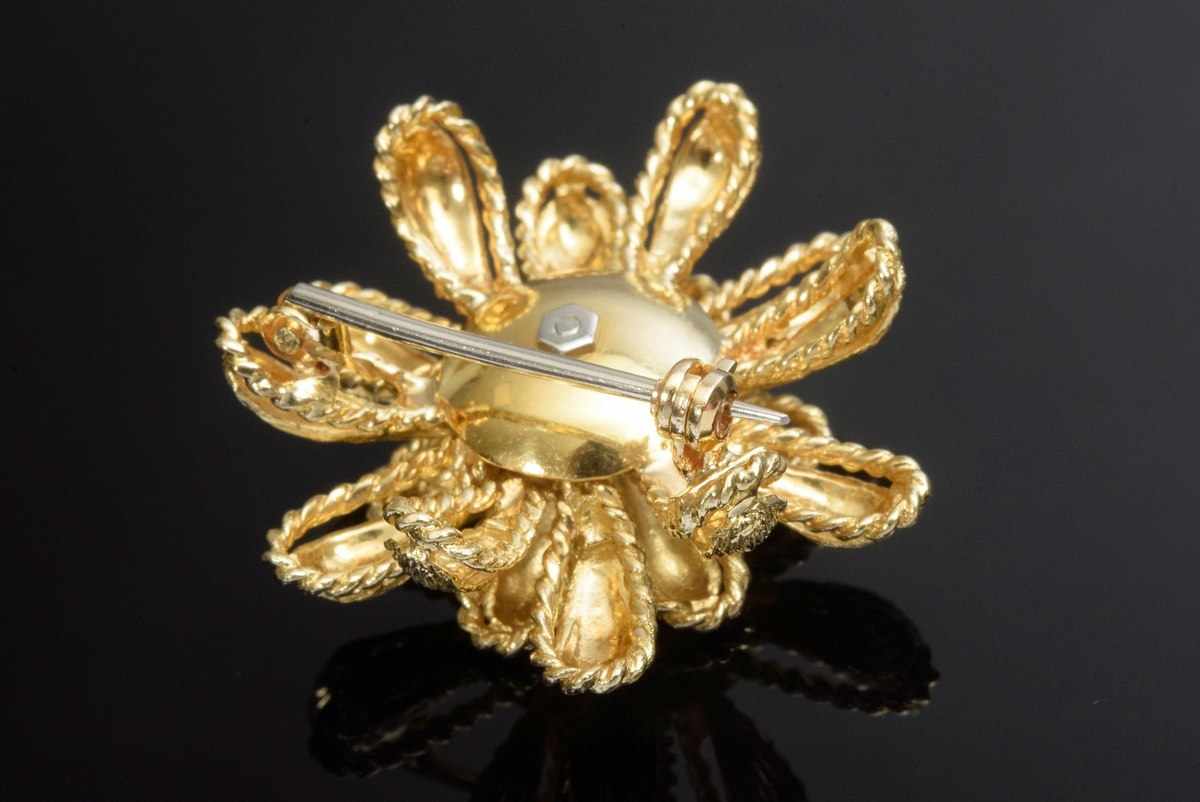 GG 750 flower brooch with 3 white imitation stones, around 1950, 12,9g, Ø 3cm< - Image 2 of 2