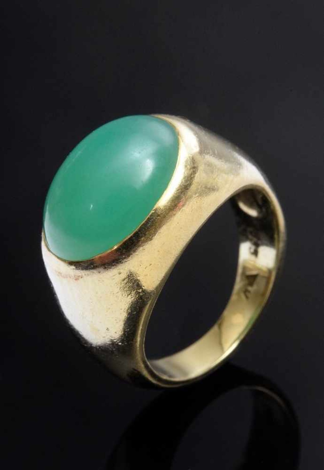 GG 585 Band ring with chrysoprase cabochon, 6,2g, size 44,5, evidence of use