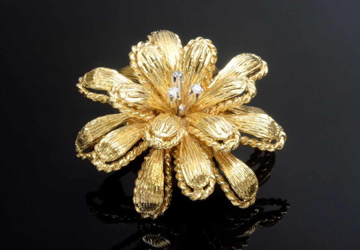 GG 750 flower brooch with 3 white imitation stones, around 1950, 12,9g, Ø 3cm<