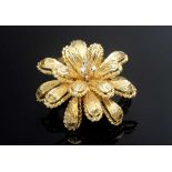 GG 750 flower brooch with 3 white imitation stones, around 1950, 12,9g, Ø 3cm<