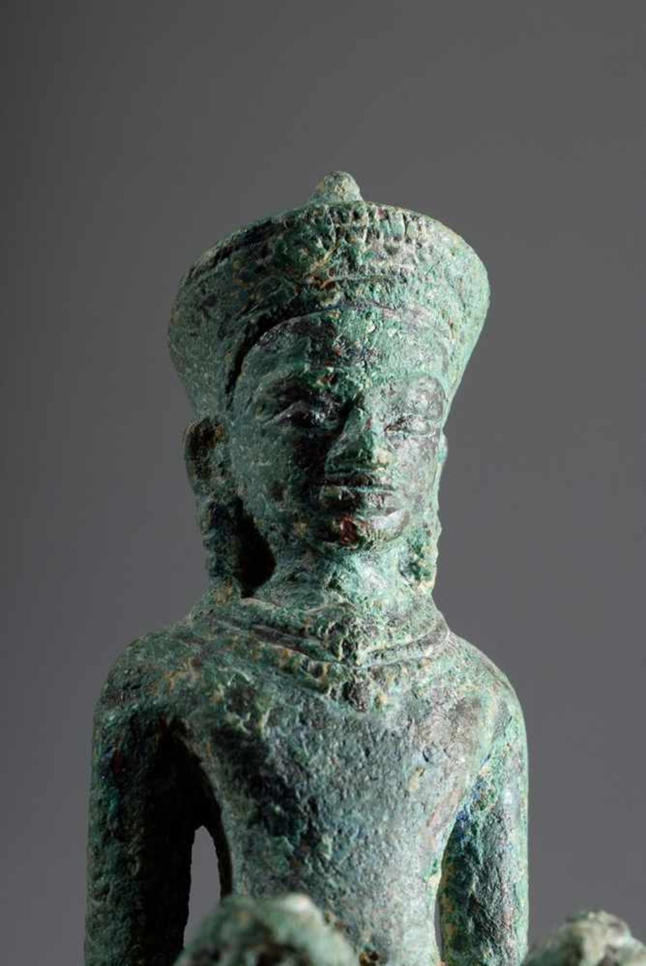 Standing Khmer bronze figure "Godness" holding a chakra in her right hand, probably Shiva, Bayon - Image 4 of 4