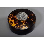 Round tortoise shell box with silver plaque "Cranes", h. 6cm, Ø 14,5cm<