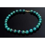 Green stone necklace with lapis discs and GG 585 clasp and intermediate beads, l. 44,5cm, Ø 12mm,