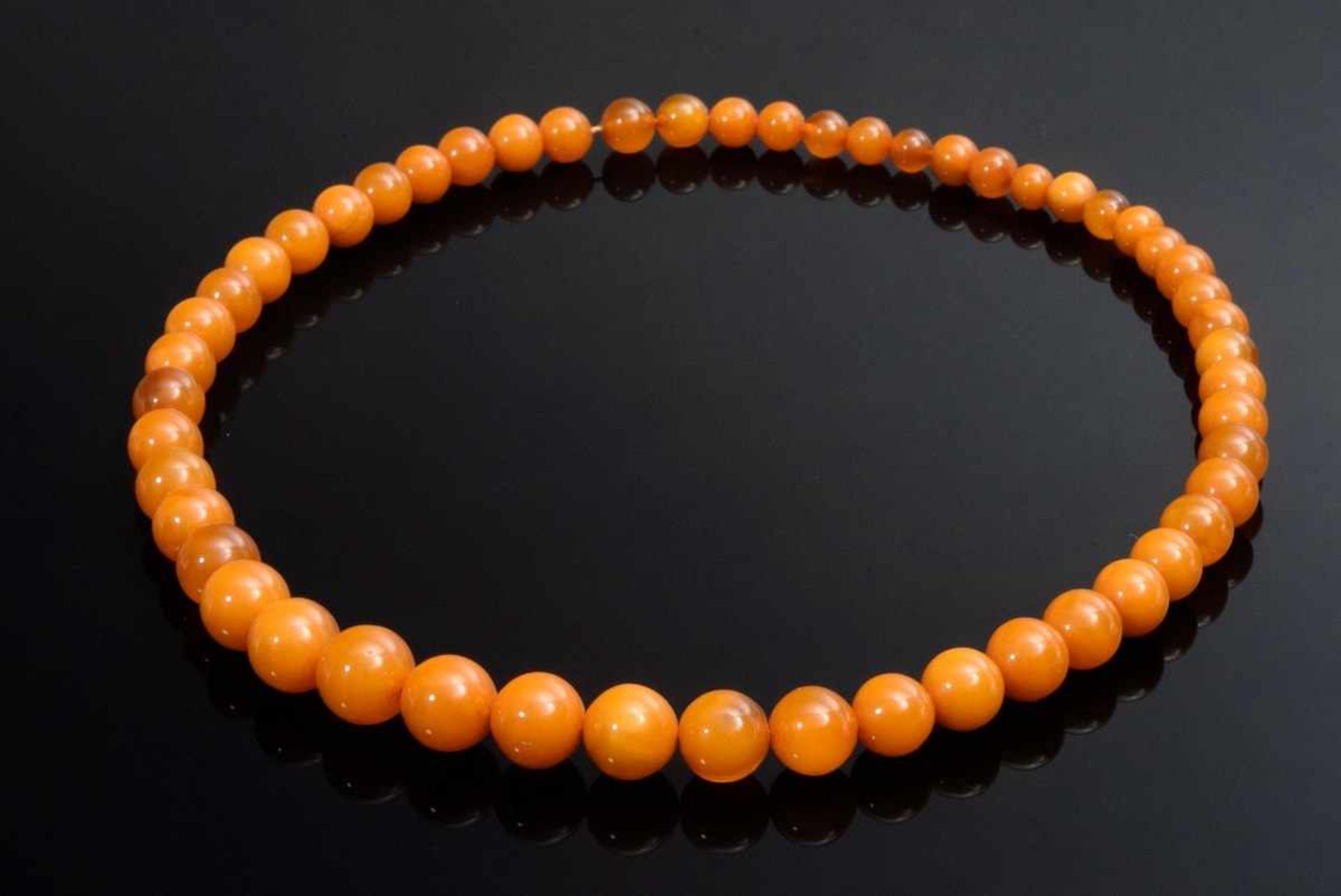 Amber necklace in bead size, 49,3g, Ø 8,6-15mm, L. 63cm, traces of usage<