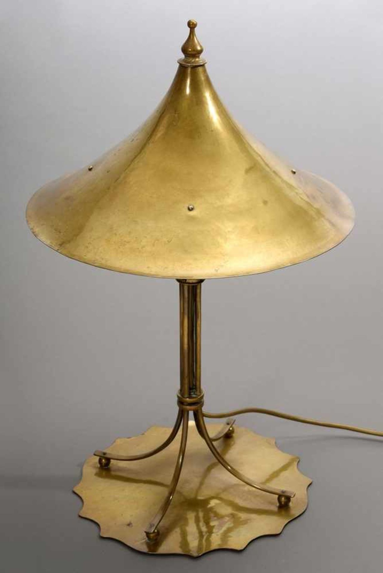 Marbled brass Arts and Craft table lamp with pagoda shade on fourfold column and curved base, - Bild 4 aus 4