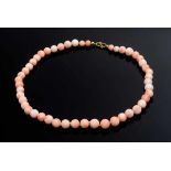 coral bead necklace in size (Ø 6,9-9mm) with GG 750 clasp, 45,6g, l. 46,5cm<