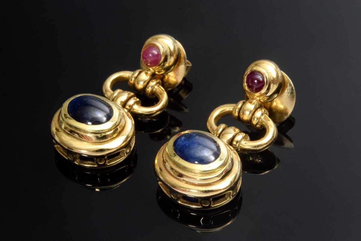Pair of classic GG 750 earrings with sapphire and ruby cabochons, 13g, l. 3cm