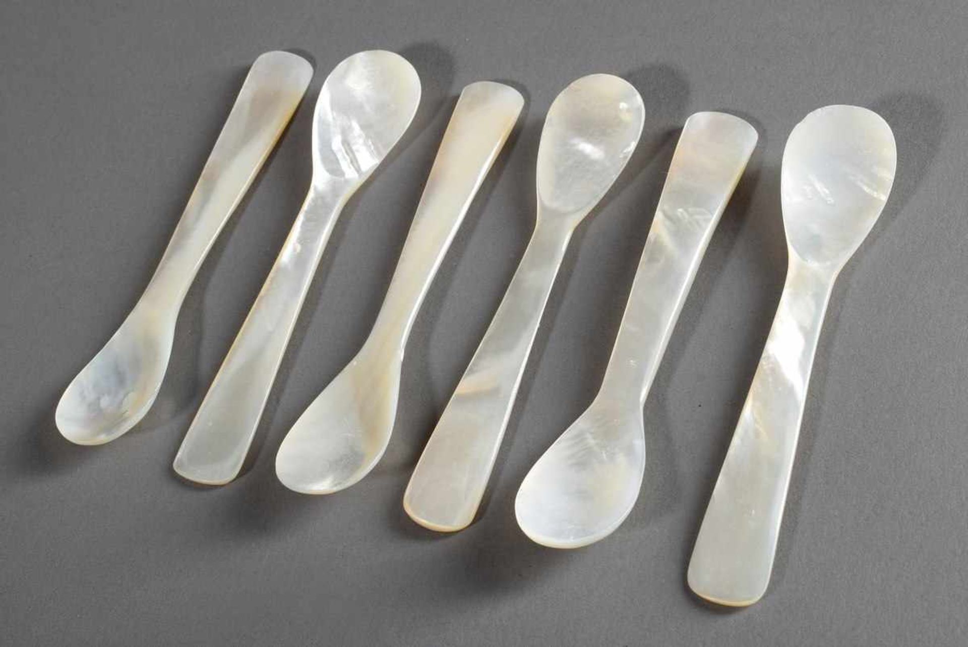 6 Mother of pearl egg spoons, l. 12cm