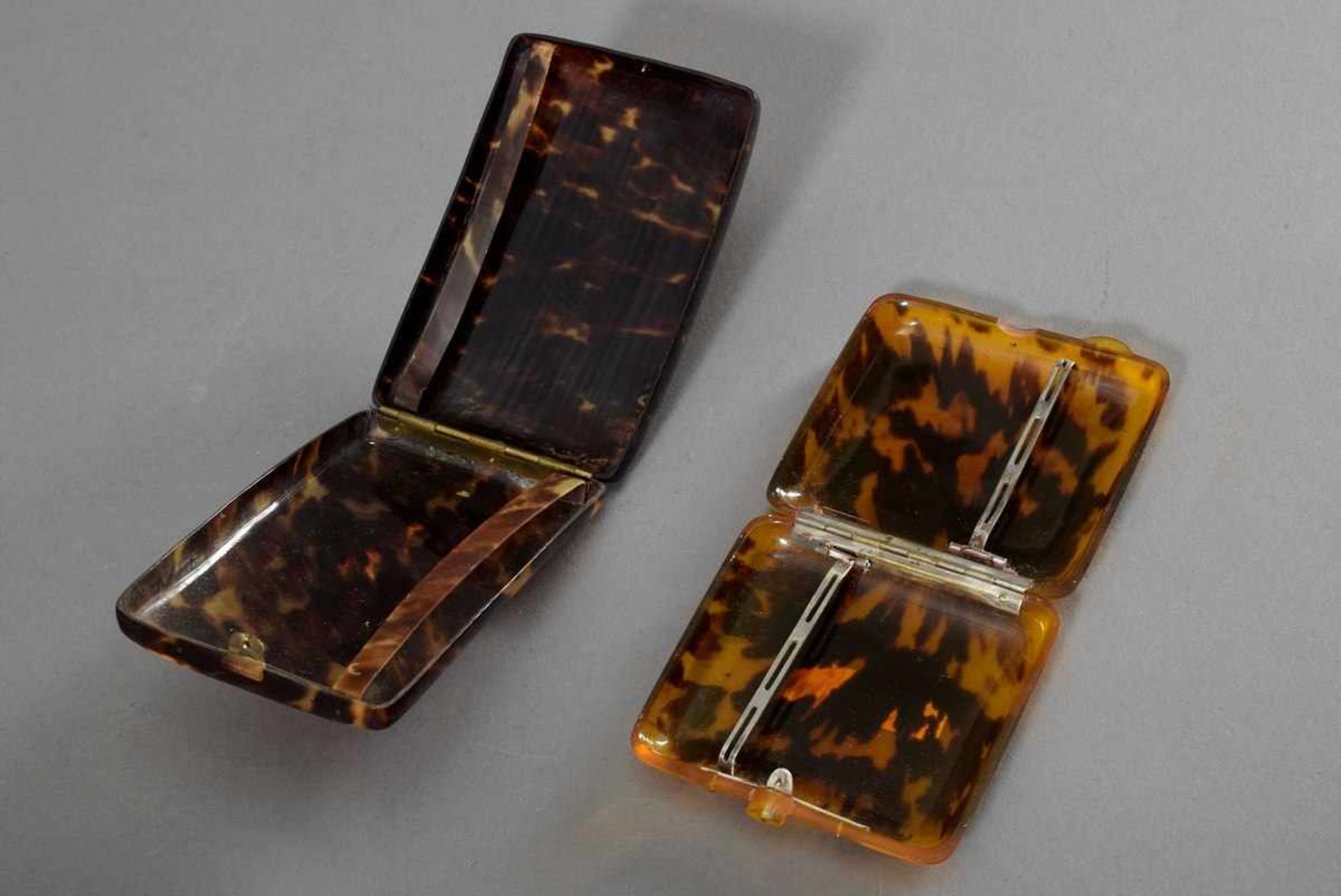 2 Various tortoiseshell cases in plain façon and with inlaid metal shield, 7x11/7x8cm< - Bild 2 aus 3