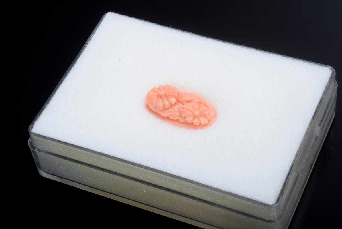 Oval floral carved angel skin coral, 2,8g, 13x23mm - Image 2 of 2