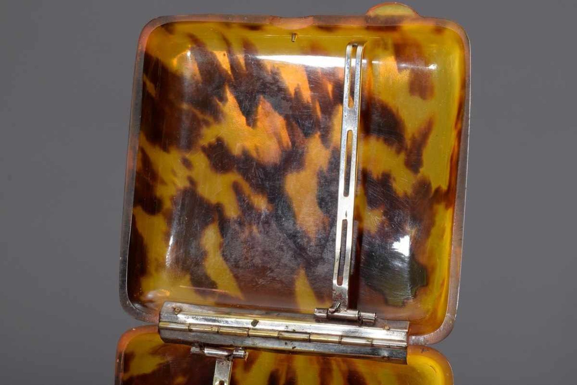 2 Various tortoiseshell cases in plain façon and with inlaid metal shield, 7x11/7x8cm< - Bild 3 aus 3
