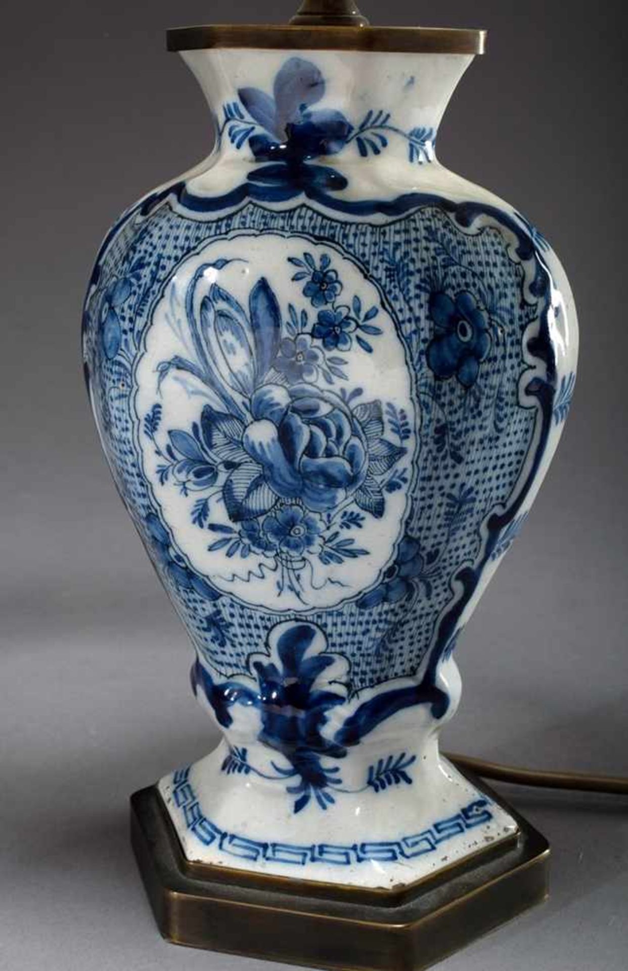 Delft vase "Bouquet" in blue painting mounted as lamp, Het porceleyne claeuw, h. 25/44cm, defect - Bild 2 aus 4