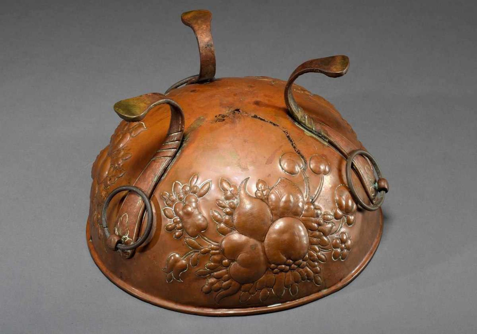 Round copper bowl on 3 feet with ring handles and chased fruit decoration, Friesland, h. 18cm, Ø - Bild 4 aus 5