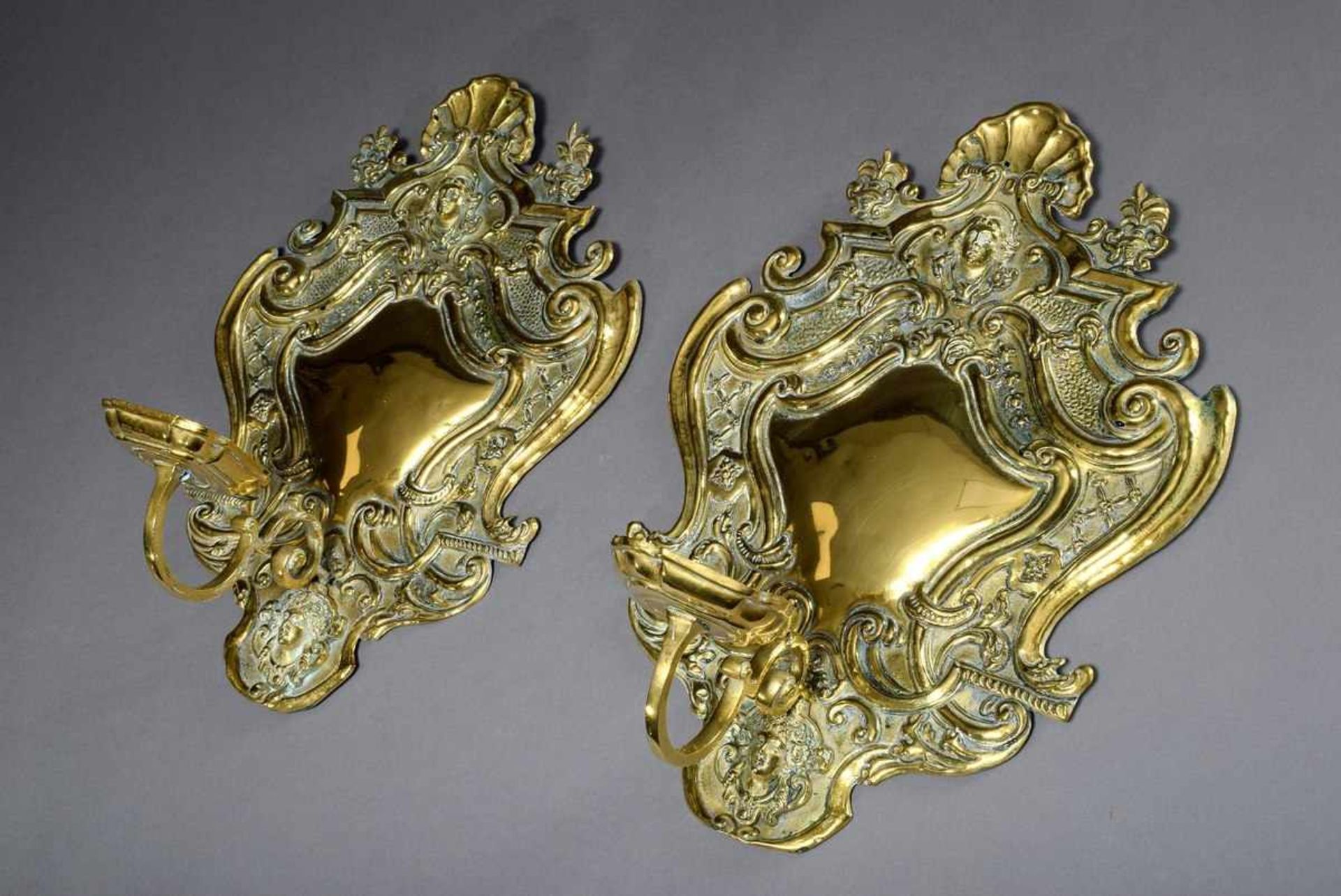 Pair of brass wall blacks with plastic mascarons and volute decoration, 44x32cm, small defects, - Bild 11 aus 12