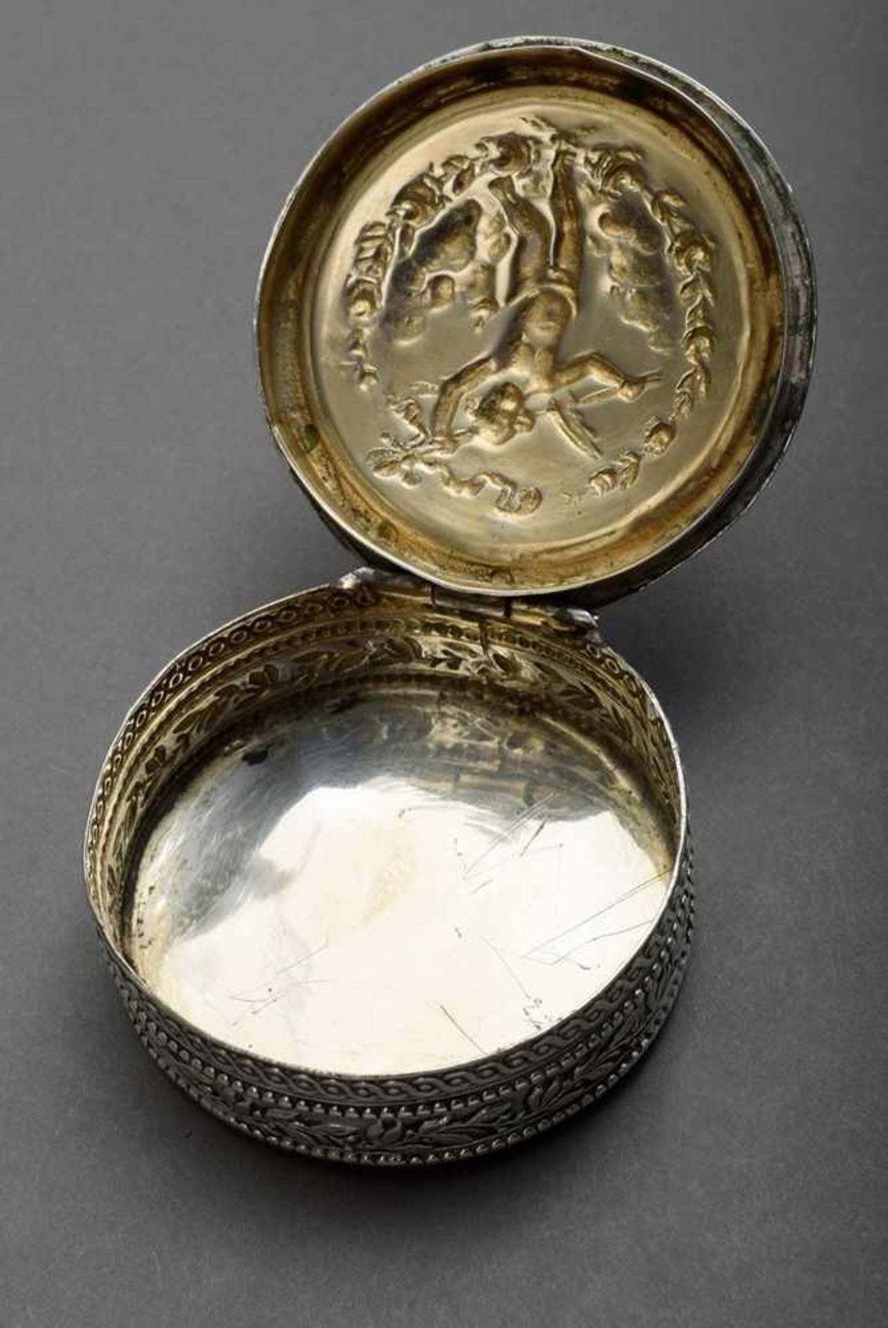 Round box with relief decoration "Amorette", silver 800, Ø 5,5cm, slight pressure marksRunde Dose - Bild 4 aus 5