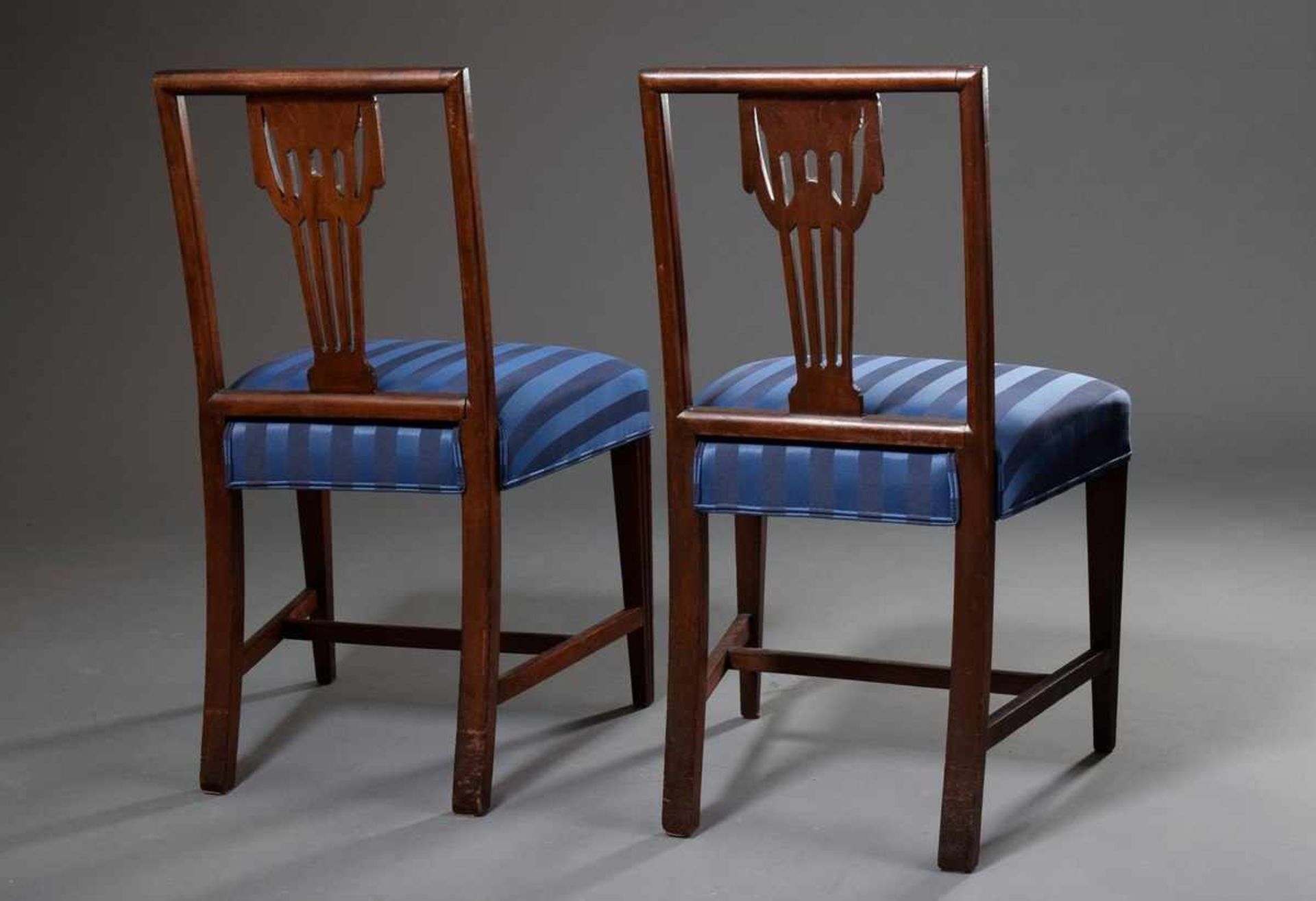 Pair of classicist chairs with "vase motif" in the backrest and blue cover, mahogany, h. 47/90cmPaar - Bild 2 aus 4