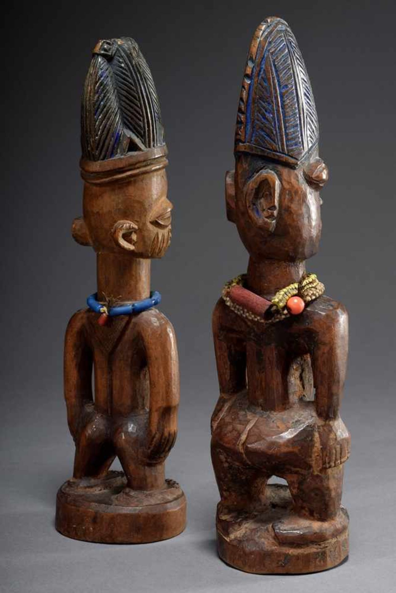 Pair of wooden Ibeji figures with pearl ornaments and remains of coloured painting, h. 19,5/30cm, - Bild 2 aus 7