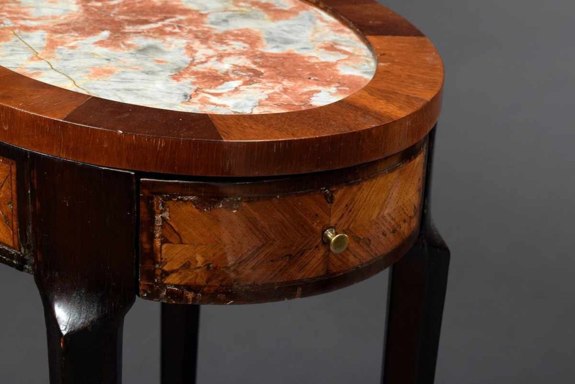 Oval "Table tricoteuse" with white-reddish marble top and optical marquetry, on curved legs with - Image 4 of 8