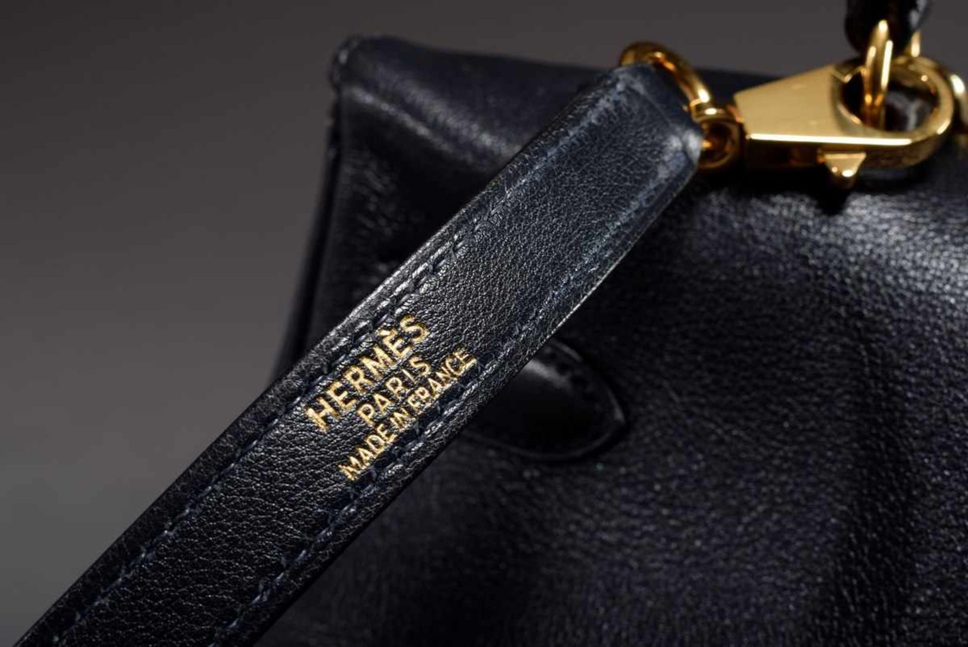 Hermès "Kelly Bag Souple 35", 1997, dark blue calfskin, trapezoid body with arched handle, flap with - Bild 5 aus 11